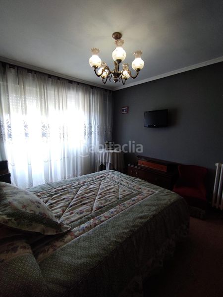 Foto a706e1a9-e8cd-4c75-be90-951efd18c06a. Chalet en calle calle imprenta 18 amplio chalet con piscina en san andrés del rabanedo 400,000 en Trobajo del camino