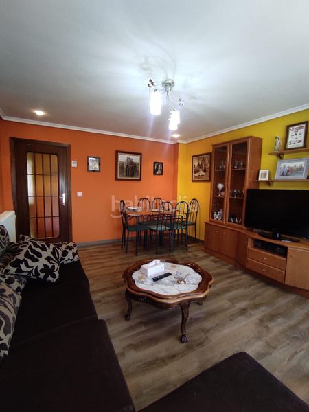 Foto b0d9c4ec-f2cd-426a-8247-5d5d27f23f52. Chalet en calle calle imprenta 18 amplio chalet con piscina en san andrés del rabanedo 400,000 en Trobajo del camino
