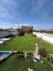 Chalet in Calle calle imprenta 18. Amplio chalet con piscina en san andrés del rabanedo  400,000