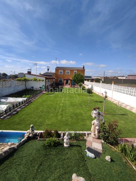 Foto bd3cd72b-f332-46c5-8957-e98b21f8d91a. Chalet en calle calle imprenta 18 amplio chalet con piscina en san andrés del rabanedo 400,000 en Trobajo del camino