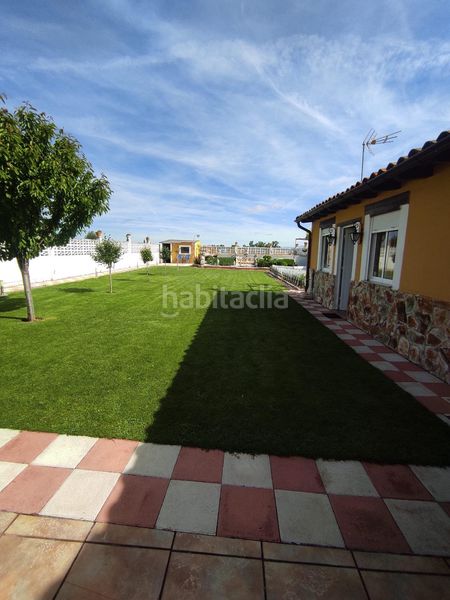Foto e1864946-165f-49ef-a96e-c04aad8fb614. Chalet en calle calle imprenta 18 amplio chalet con piscina en san andrés del rabanedo 400,000 en Trobajo del camino