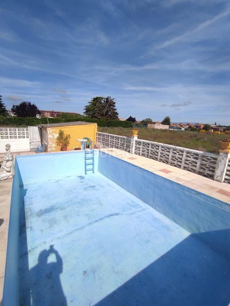 Foto f39d23b7-bd33-4943-837a-3ed19ff2e087. Chalet en calle calle imprenta 18 amplio chalet con piscina en san andrés del rabanedo 400,000 en Trobajo del camino