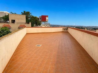 Pis  Pablo iglesias. Piso tipo dúplex reformado de un dormitorio con gran terraza pri
