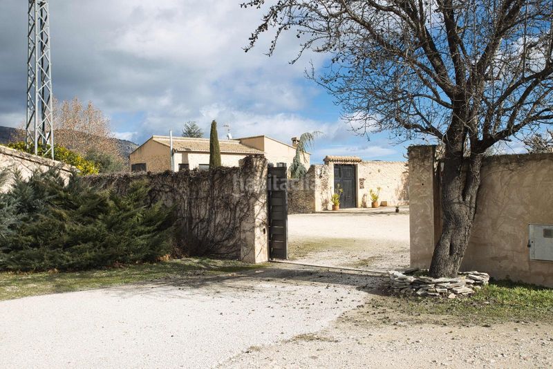 Foto cec05872-48e6-436a-9e42-44173872bfb8. Casa amb aparcament a Castalla