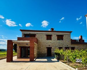 Chalet à Carrer leopoldo segarra 83. Chalet de 246 m2 y 1600m2 de parcela en deltebre.