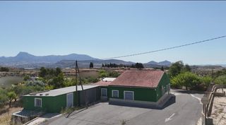 Haus in Monòver. Exclusiva propiedad con vivienda, restaurante y amplio terreno
