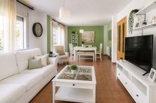 Casa aparellada  Jorge guillen. Exclusivo chalet pareado de esquina con piscina y garaje para 4