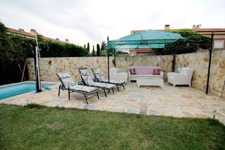 Chalet  Jorge guillen. Exclusivo chalet pareado de esquina con piscina y garaje para 4