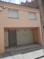Local Comercial a Malgrat de Mar. Local con tres usos almacen, aparcamiento y residencial.
