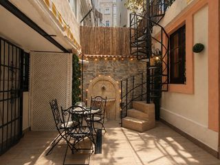 Apartamento en Margarit 34. Apartamento estilo neobarroco en finca catalogada