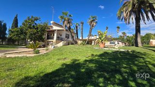 Chalet  Calle del dos de mayo. Hogar con encanto, jardín, piscina y espacios que enamoran.