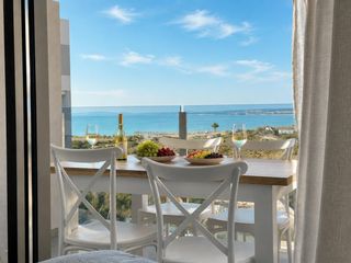 Apartamento  Calle elda. Exclusivo apartamento con gran terraza y vistas al mar a 100 met
