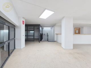 Bâtiment à usage industriel à Calle de juan de garay 108. Local industrial con despachos en venta en calle juan de garay