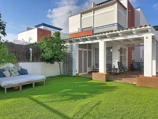 Casa aparellada a Avenida ALHAMBRA 6