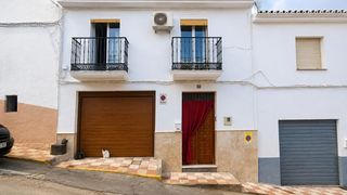 Haus  Santa barbara. Casa de pueblo con garaje, terraza y chimenea en el corazón de m