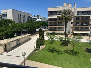 Pis a Carrer gegants pere i carme 4. Piso luminoso con amplia terraza, parking y piscina junto a la e