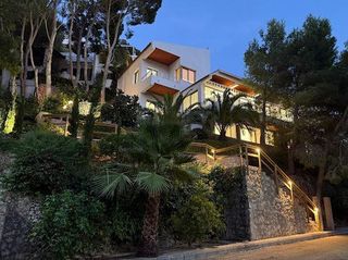 Casa in El Faro. Villa con 3 viviendas y licencia turística con vistas al mar