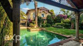Chalet in Piscinas. Villa exclusiva con alma exótica, piscina y jardín privado en bu