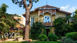 Xalet a Piscinas. Villa exclusiva con alma exótica, piscina y jardín privado en bu