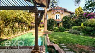 Chalet in Piscinas. Villa exclusiva con alma exótica, piscina y jardín privado en bu
