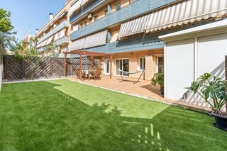Pis  Calle d'esteve albert. Bajo con espectacular patio privado de 130 m2 en via europa  esp