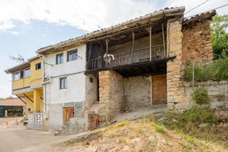 Casa a Aldea bendones 1. Casa asturiana para reformar con patio y terreno agrario a 5 min