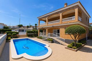 Chalet in Segur de Calafell Nucli Urbà. Chalet con licencia turística y piscina  tarragona, cerca de bar
