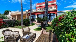 Chalet en Playa. Preciosa villa frente al mar