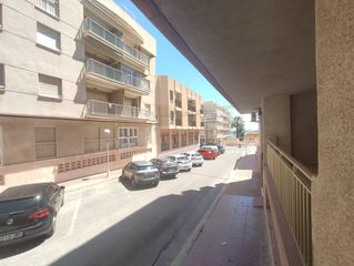 Apartament a Guardamar Playa. Planta baja con terraza a 150m2 de la playa en guardamar del seg