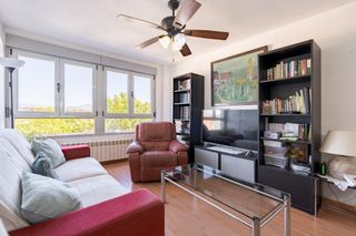 Flat  Plaza de la constitución 9. Piso exterior de 4 dormitorios con 2 garajes y trastero en el ce