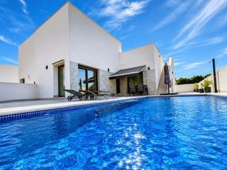 Doppelhaus  Ruperto chapi. Chalet pareado en esquina con piscina privada, solárium y eficie