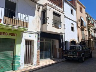 Apartamento  Carrer eres les 9. Local comercial y apartamento para reformar