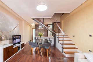 Casa adossada  Calle calle rojales. Vivienda triplex con solarium a 75m de la playa