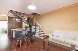 Casa a schiera  Calle calle rojales. Vivienda triplex con solarium a 75m de la playa
