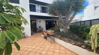 House in Costa Teguise. Un hogar que abraza dúplex cálido y espacioso en casas de ízaro