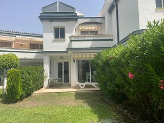 Semi detached house in El Velerín. Casa adosada situada en una urbanización en primera línea de pla