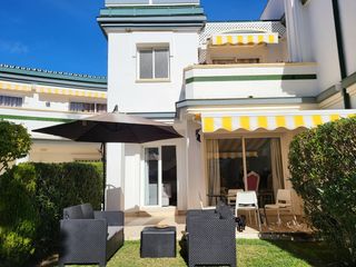 Casa adossada a El Velerín. Casa adosada situada en una urbanización en primera línea de pla