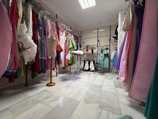 Rent Business premise in Avenida reino de aragon 1. Excelente oportunidad de traspaso de amplio local comercial en m
