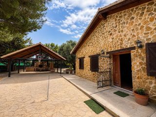 Chalet  Carretera matanza de la. Casa de campo con más de 4.488 m2 de parcela a solo 2 minutos de