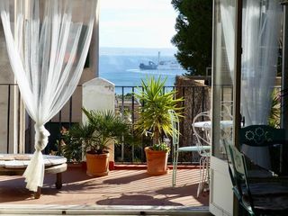 Casa adossada a El Terreno. Elegante casa con encanto y vistas al mar, en el corazón de el t