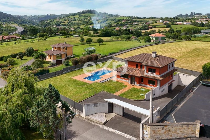 Foto 3e21ee95-f7f2-4923-a47f-82204ba2e9e1. Casa amb aparcament piscina a Leorio Gijón