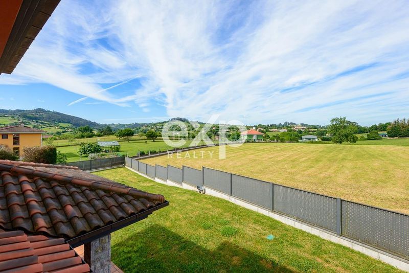 Foto 4698d905-d811-491d-a9ae-d50a2da94014. Casa amb aparcament piscina a Leorio Gijón
