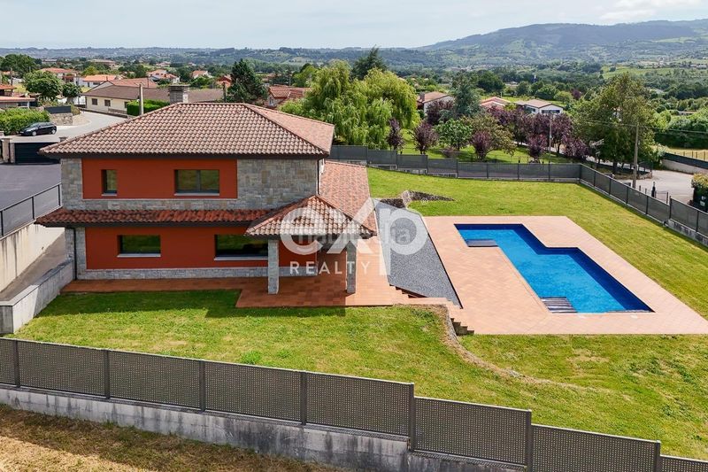 Foto 75bb394e-3687-4874-8fa2-8966037c796e. Casa amb aparcament piscina a Leorio Gijón