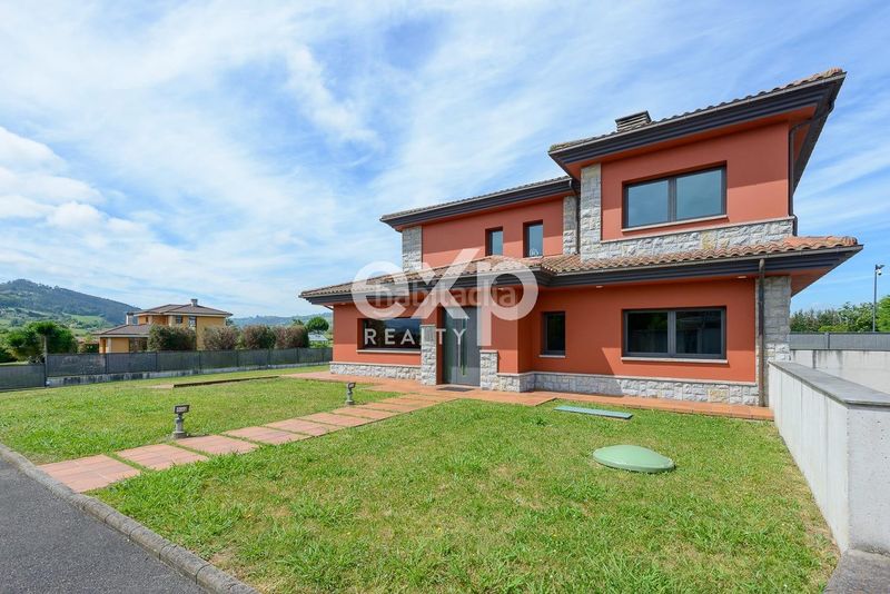 Foto a01287c3-3165-4710-a8f7-034cb92a2066. Casa amb aparcament piscina a Leorio Gijón