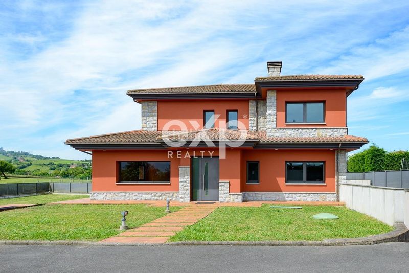 Foto a2a6d4a4-c4b1-4fce-8e67-0039f8f5606f. Casa amb aparcament piscina a Leorio Gijón