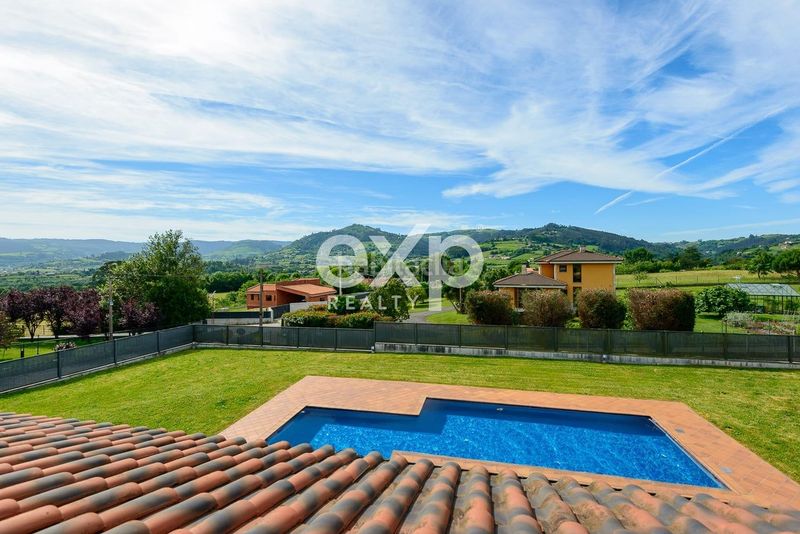 Foto a8381a73-53d1-45c2-bef9-8c459c261057. Casa amb aparcament piscina a Leorio Gijón