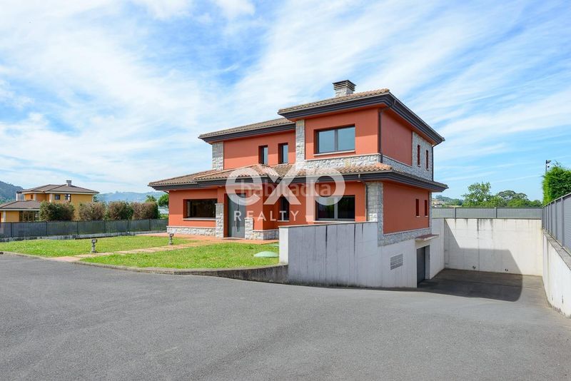 Foto aeac4cdf-784a-4b30-94ed-b0474483d00c. Casa amb aparcament piscina a Leorio Gijón