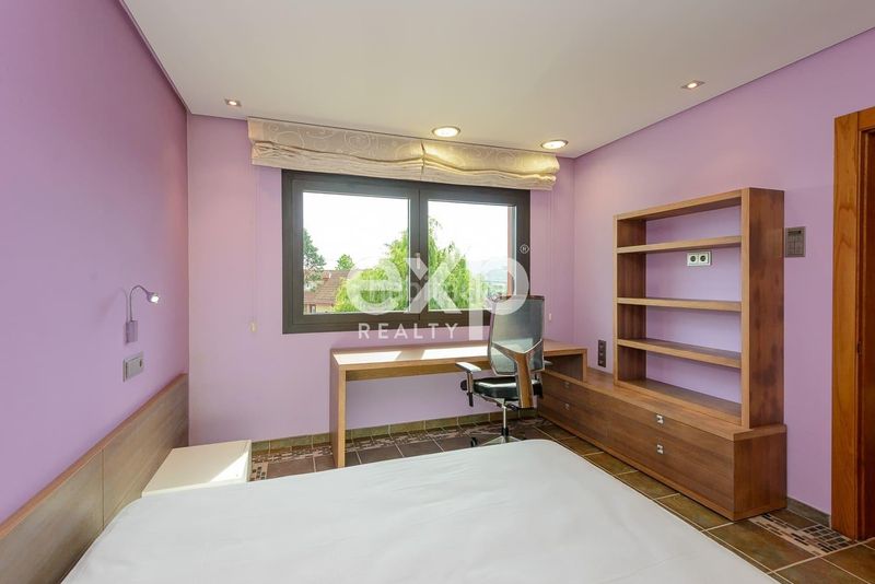 Foto f310d4a5-88e2-45d9-bf70-4927f9cd22fc. Casa amb aparcament piscina a Leorio Gijón