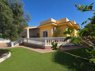 Casa  Xiprer. Villa de 9 dormitorios con apartamento independiente, piscina y