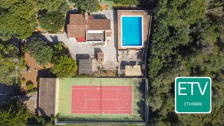 Chalet en Cala Murada. Villa con licencia de alquiler vacacional etv, piscina, pista de